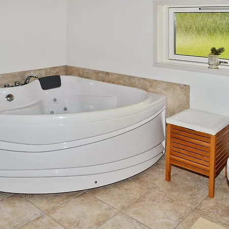 Three-bedroom Holiday In * Hals